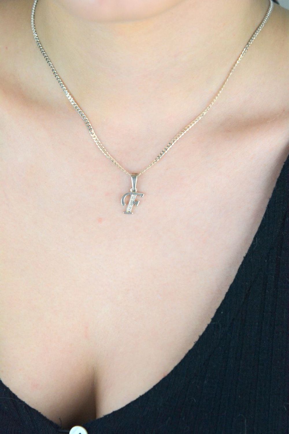 Stylowa zawieszka z literką F wykonana ze srebra próby 925. Lekka, elegancka, idealna jako prezent z przesłaniem. Wymiary 2 cm x 1 cm, waga 1 g.1.jpg