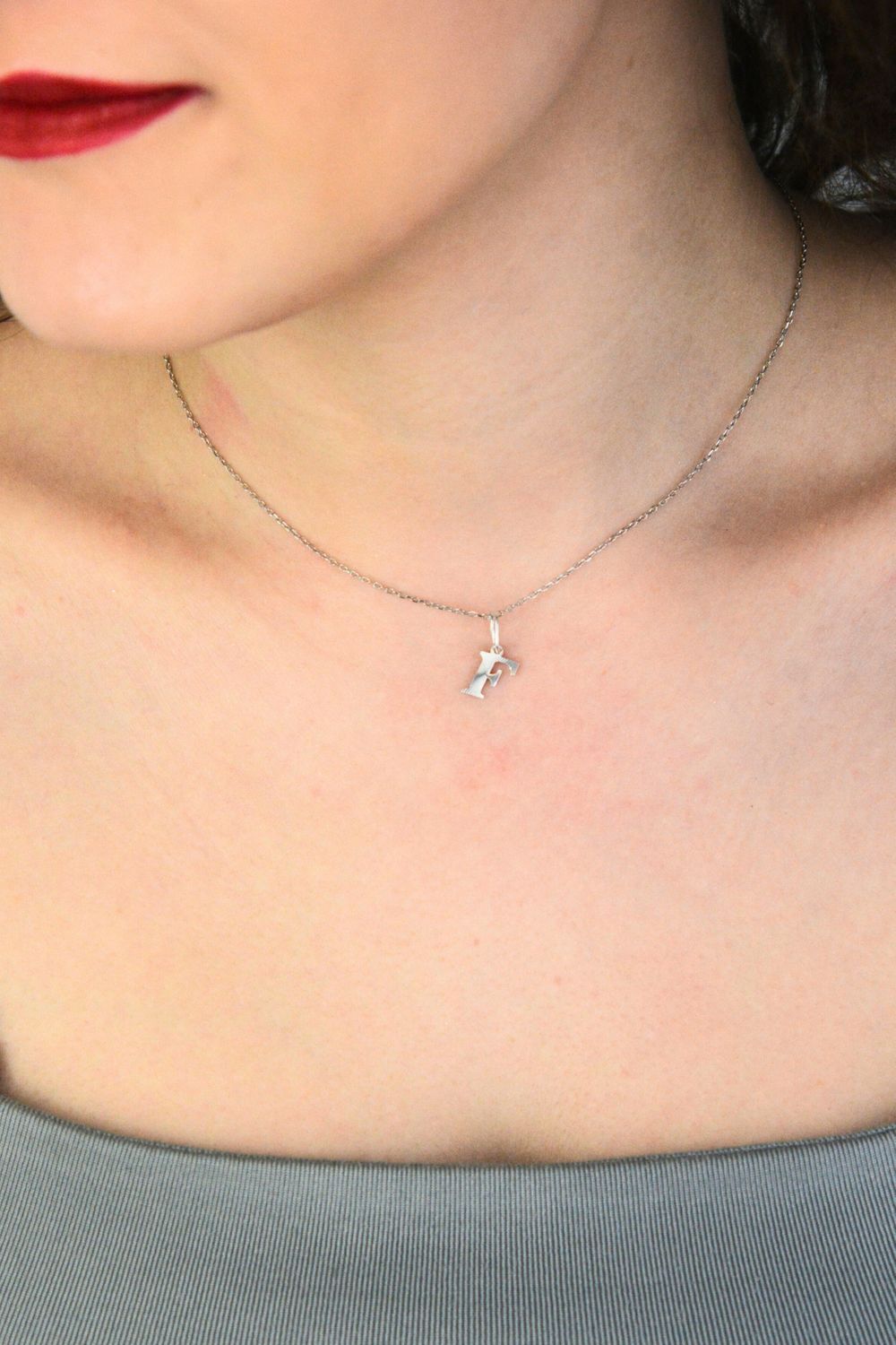 Zawieszka srebrna próby 925 z literką F zdobioną delikatnym wzorem. Elegancka biżuteria o wadze 0,34 g – idealna jako prezent dla bliskiej osoby.1.jpg