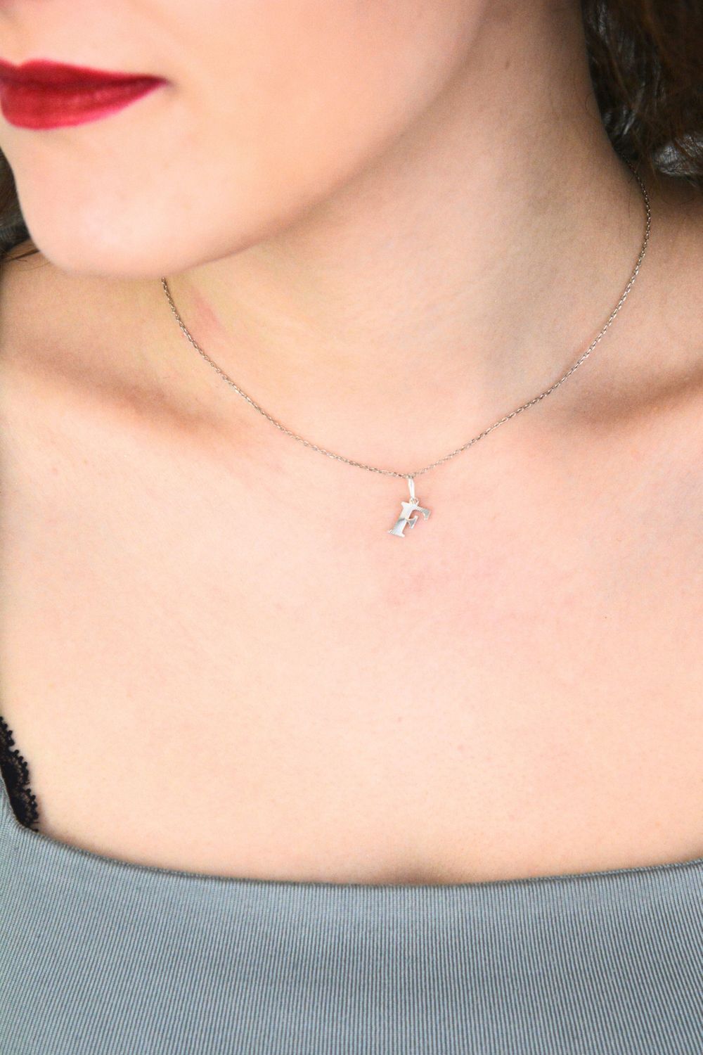 Zawieszka srebrna próby 925 z literką F zdobioną delikatnym wzorem. Elegancka biżuteria o wadze 0,34 g – idealna jako prezent dla bliskiej osoby.1.jpg