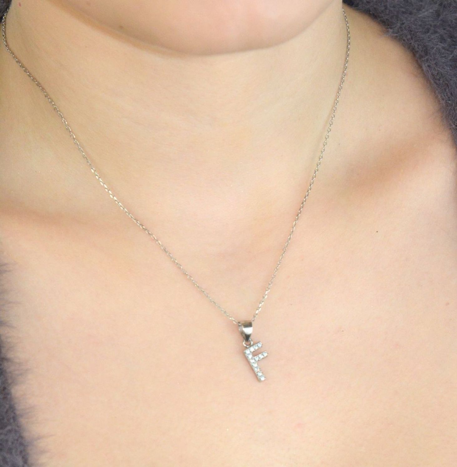 Zawieszka srebrna 925 DIA-ZAW-LITERKA-F2-925 – literka F z cyrkoniami, 1,7x0,7 cm.jpg