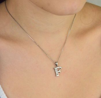 Zawieszka srebrna 925 DIA-ZAW-LITERKA-F3-925 – literka F zdobiona cyrkoniami. Wymiary 2,0x1,1 cm, waga 1,45 g. Subtelna i elegancka biżuteria – idealna na prezent z inicjałem (1).JPG