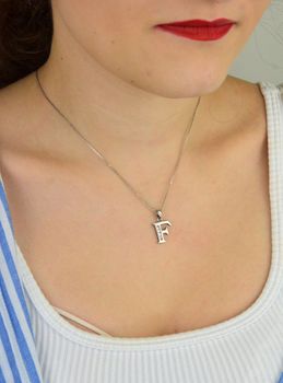 Zawieszka srebrna 925 DIA-ZAW-LITERKA-F3-925 – literka F zdobiona cyrkoniami. Wymiary 2,0x1,1 cm, waga 1,45 g. Subtelna i elegancka biżuteria – idealna na prezent z inicjałem (2).JPG