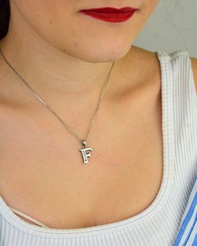 Zawieszka srebrna 925 DIA-ZAW-LITERKA-F3-925 – literka F zdobiona cyrkoniami. Wymiary 2,0x1,1 cm, waga 1,45 g. Subtelna i elegancka biżuteria – idealna na prezent z inicjałem (3).JPG