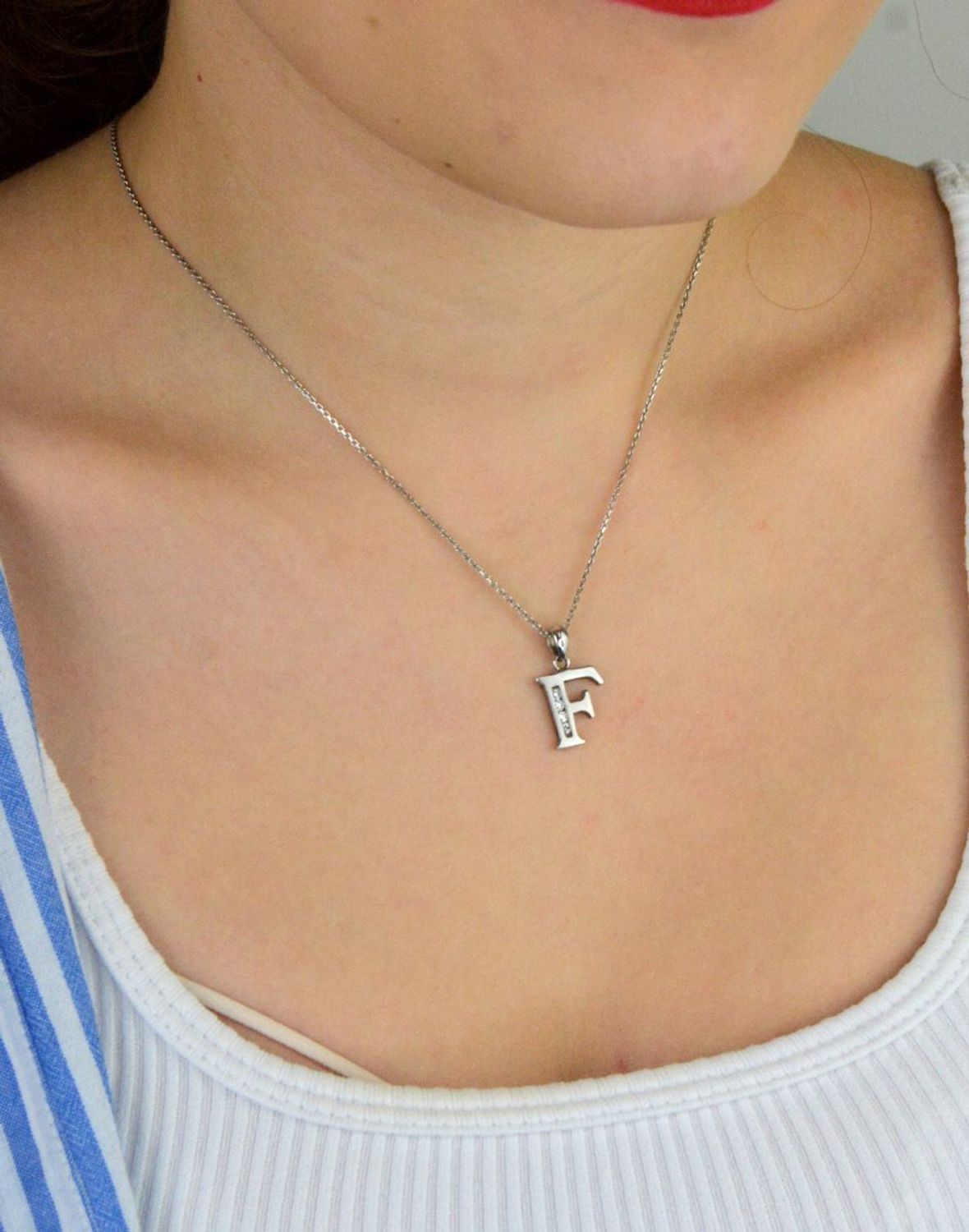 Zawieszka srebrna 925 DIA-ZAW-LITERKA-F3-925 – literka F zdobiona cyrkoniami. Wymiary 2,0x1,1 cm, waga 1,45 g. Subtelna i elegancka biżuteria – idealna na prezent z inicjałem.1.jpg