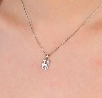 Zawieszka srebrna próba 925 literka H zdobiona cyrkoniami DIA-ZAW-LITERKA-H-925 Elegancka zawieszka w kształcie literki H, wykonana z wysokiej jakości srebra próby 925, (1).JPG