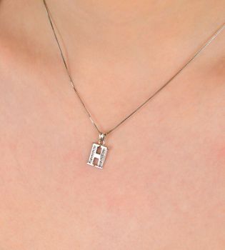 Zawieszka srebrna próba 925 literka H zdobiona cyrkoniami DIA-ZAW-LITERKA-H-925 Elegancka zawieszka w kształcie literki H, wykonana z wysokiej jakości srebra próby 925, (3).JPG