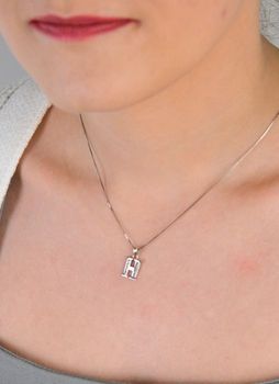 Zawieszka srebrna próba 925 literka H zdobiona cyrkoniami DIA-ZAW-LITERKA-H-925 Elegancka zawieszka w kształcie literki H, wykonana z wysokiej jakości srebra próby 925, (4).JPG