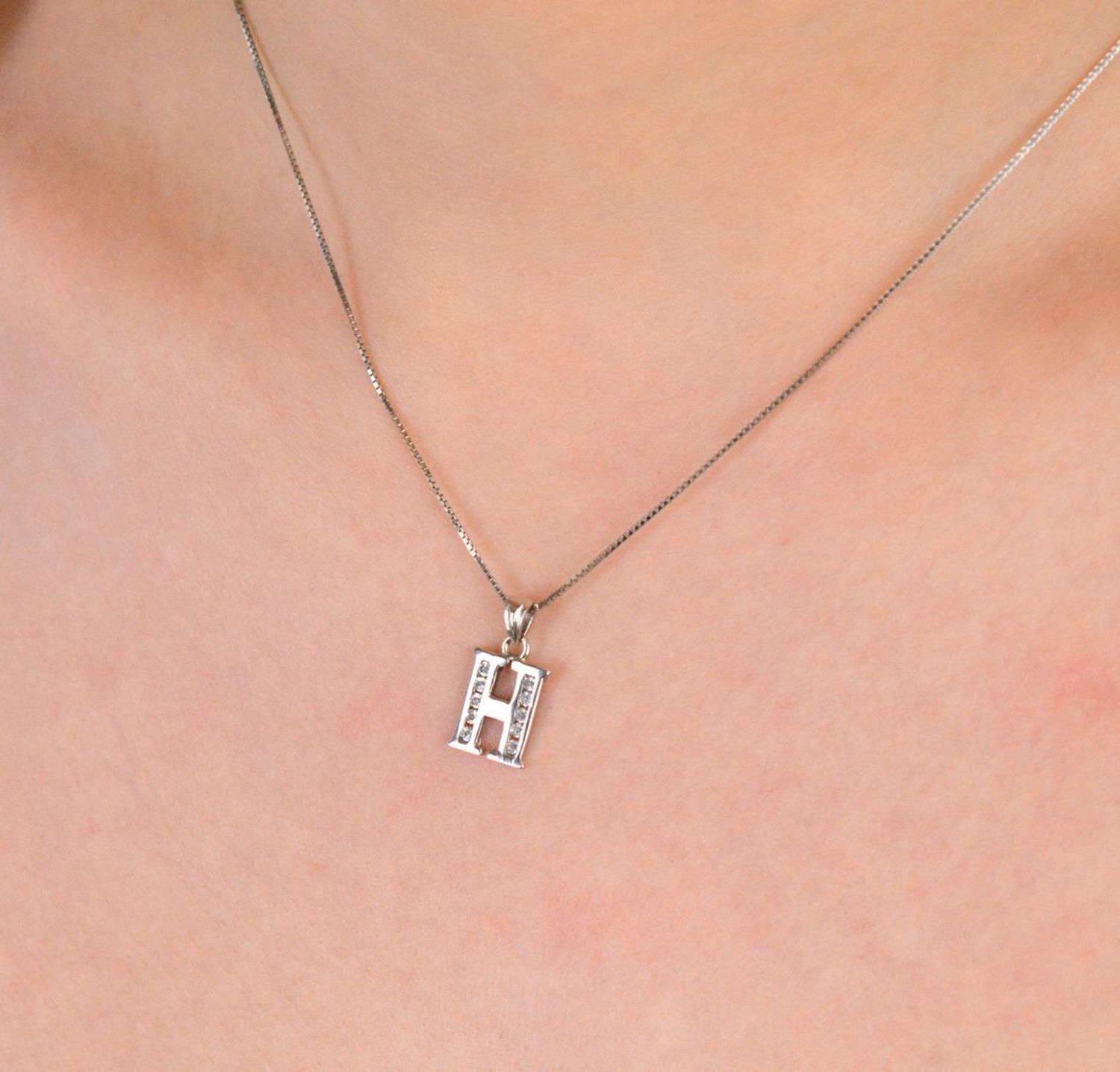 Zawieszka srebrna próba 925 literka H zdobiona cyrkoniami DIA-ZAW-LITERKA-H-925 Elegancka zawieszka w kształcie literki H, wykonana z wysokiej jakości srebra próby 925,1.jpg