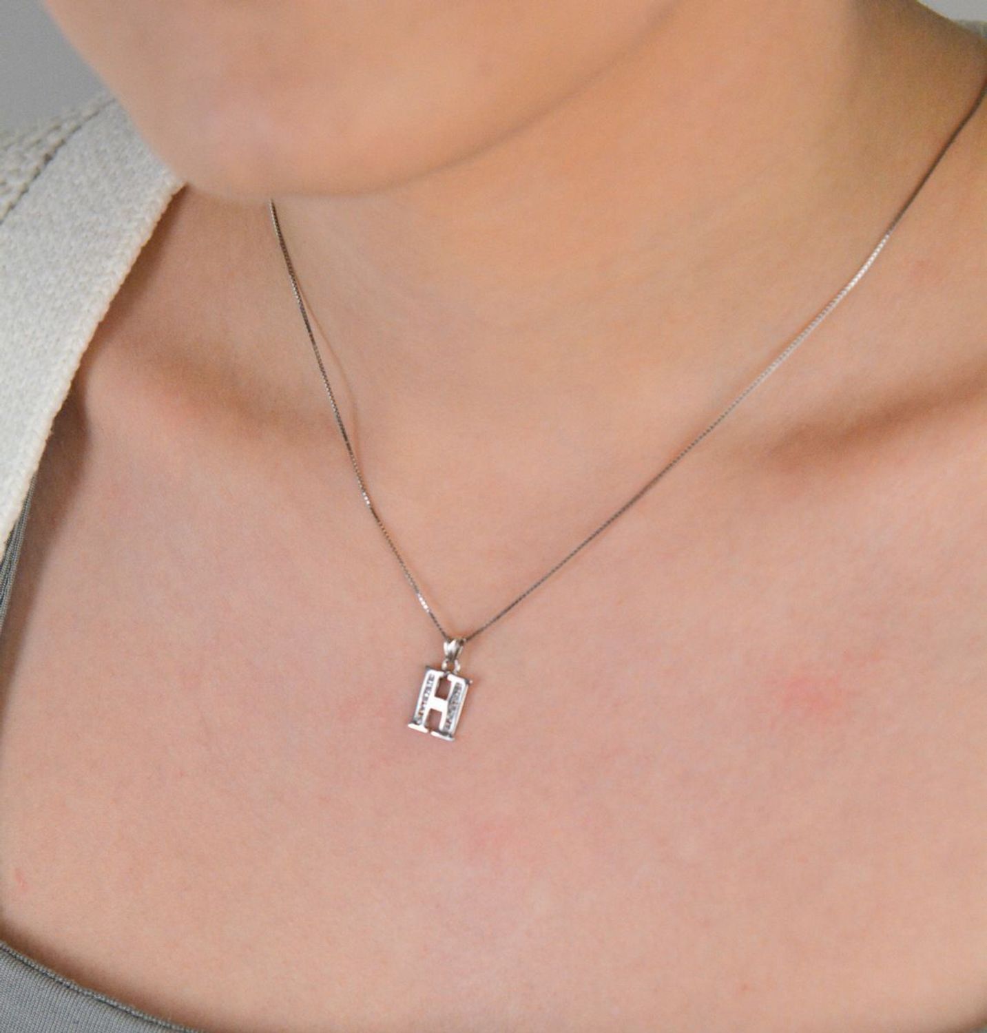 Zawieszka srebrna próba 925 literka H zdobiona cyrkoniami DIA-ZAW-LITERKA-H-925 Elegancka zawieszka w kształcie literki H, wykonana z wysokiej jakości srebra próby 925,1.jpg