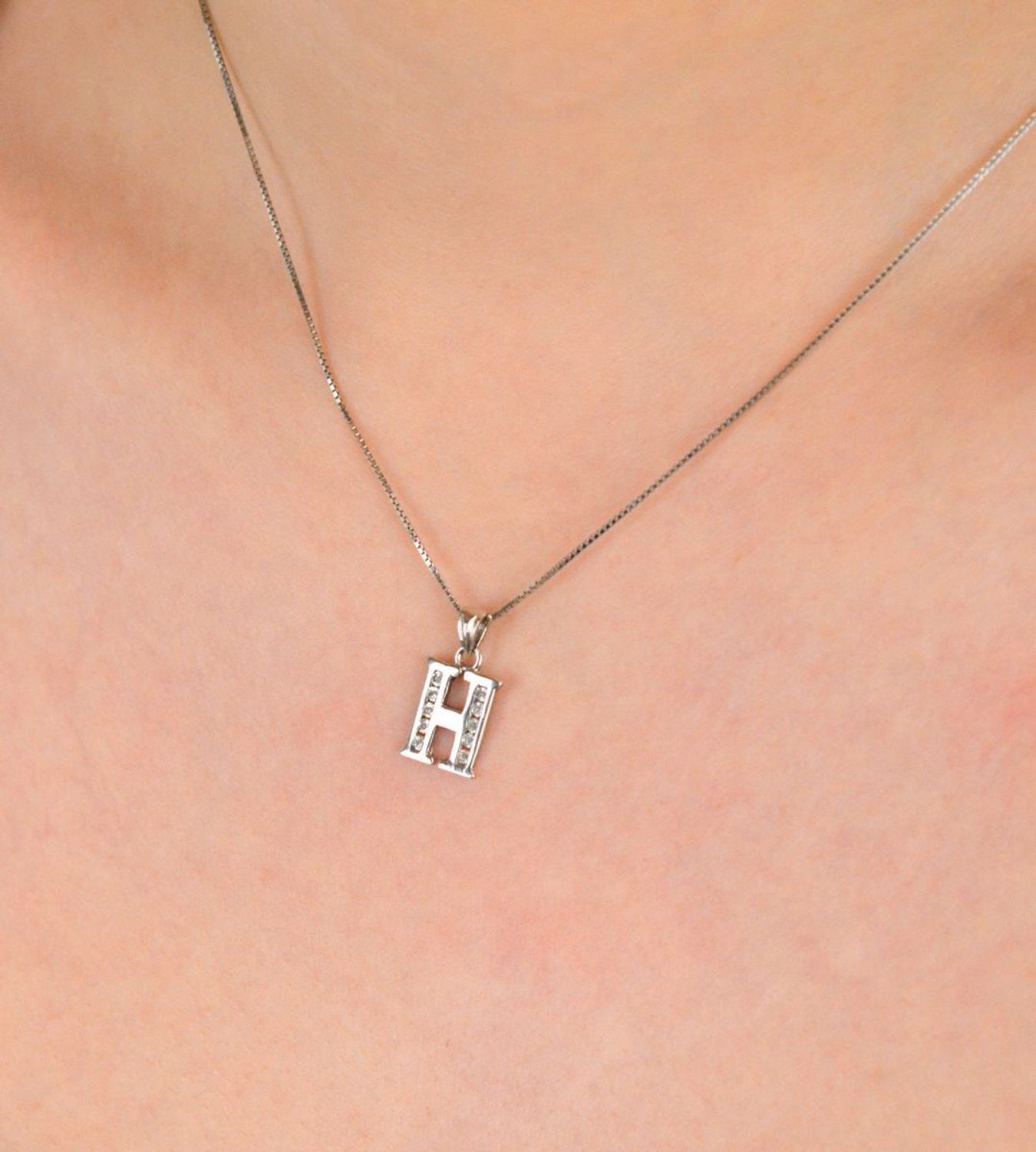 Zawieszka srebrna próba 925 literka H zdobiona cyrkoniami DIA-ZAW-LITERKA-H-925 Elegancka zawieszka w kształcie literki H, wykonana z wysokiej jakości srebra próby 925,1.jpg