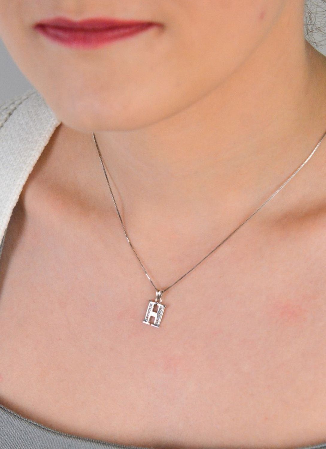 Zawieszka srebrna próba 925 literka H zdobiona cyrkoniami DIA-ZAW-LITERKA-H-925 Elegancka zawieszka w kształcie literki H, wykonana z wysokiej jakości srebra próby 925,1.jpg