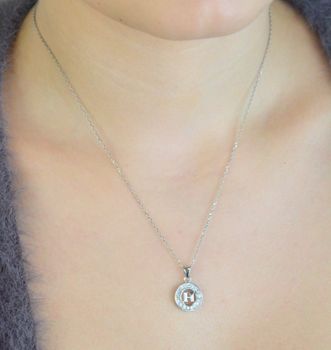 Zawieszka srebrna 925 DIA-ZAW-LITERKA-H2-925 – okrągła z literką H i cyrkoniami. Wymiary 2,0x1,2 cm, waga 1,09 g. Subtelna biżuteria z przesłaniem – idealna na prezent (2).JPG