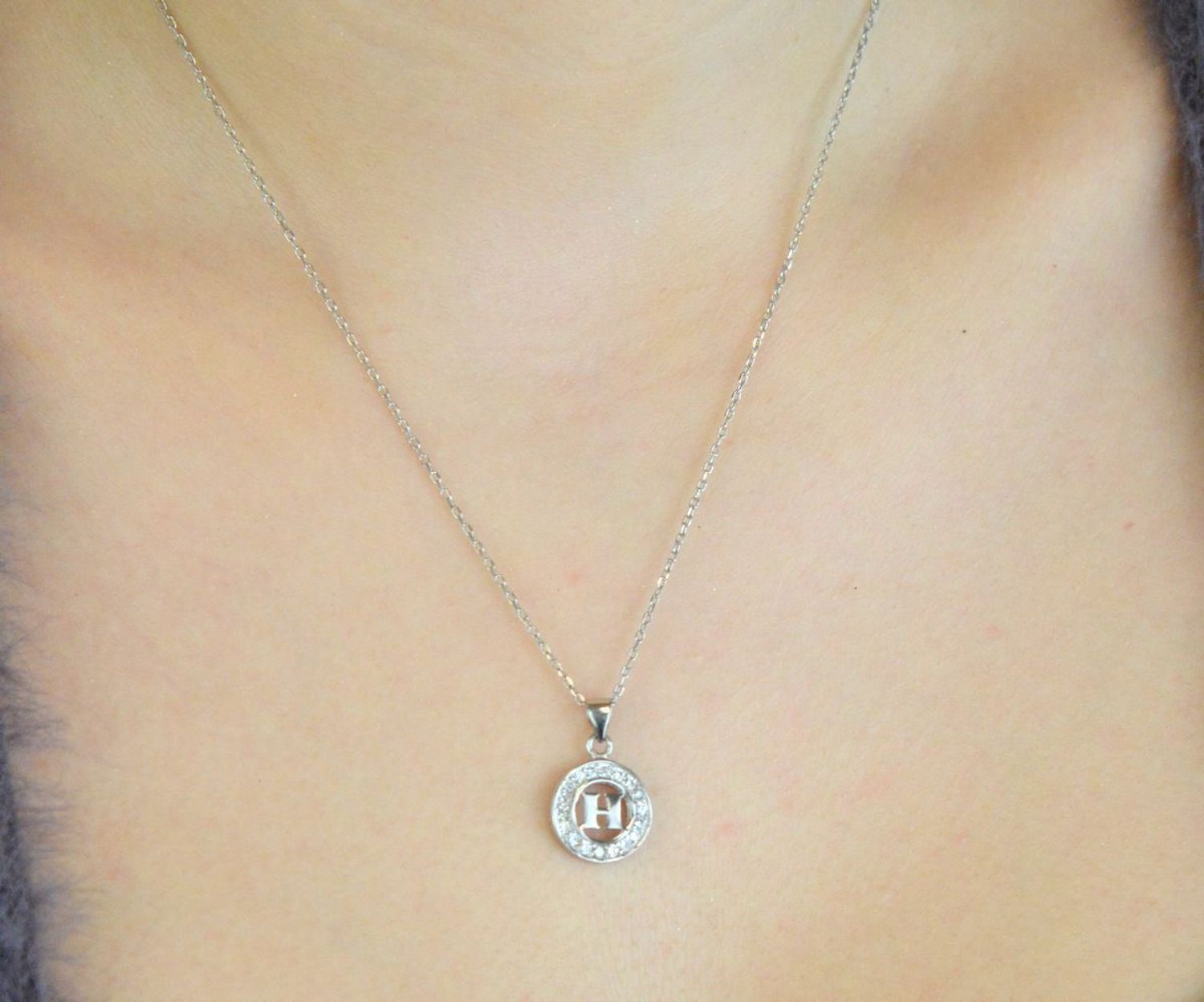 Zawieszka srebrna 925 DIA-ZAW-LITERKA-H2-925 – okrągła z literką H i cyrkoniami, 2,0x1,2 cm.jpg