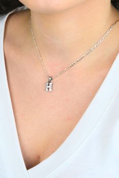 Srebrna zawieszka literka H z cyrkoniami 925  Mała zawieszka inicjał (4).jpg