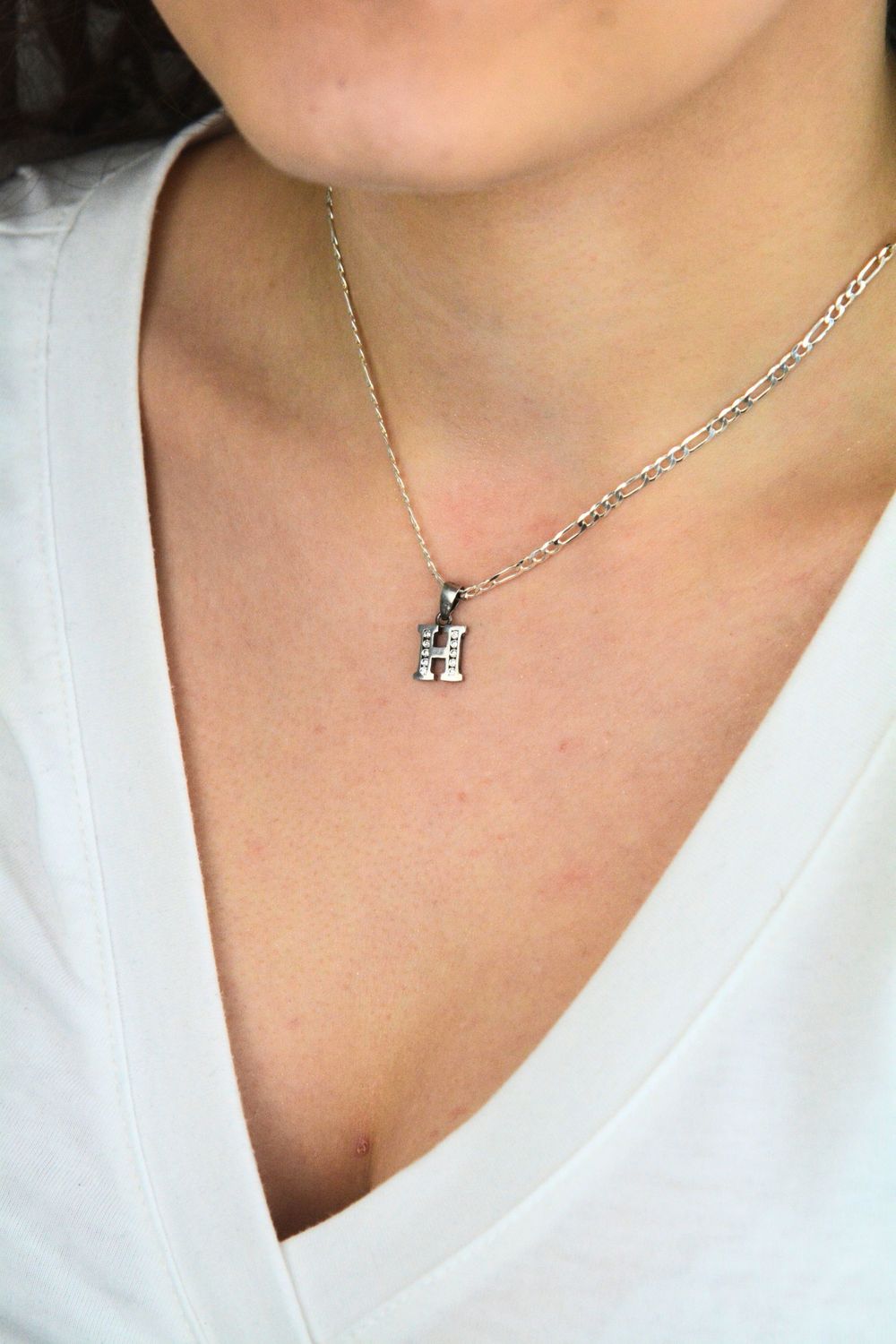 Srebrna zawieszka literka H z cyrkoniami 925 – mała zawieszka z inicjałem h.jpg