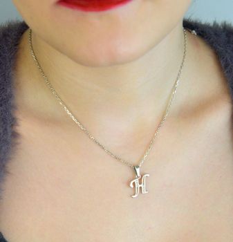 Srebrna zawieszka z literką H DIA-ZAW-LITERKA-H5-925 Subtelna i elegancka zawieszka srebrna w kształcie wielkiej, pisanej literki „H”, ozdobiona błyszczącymi cyrkoniami, które dodają jej wyjątkowego blasku. wysok (1).JPG