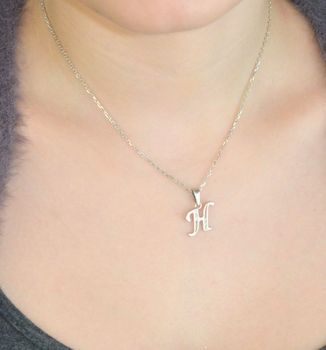 Srebrna zawieszka z literką H DIA-ZAW-LITERKA-H5-925 Subtelna i elegancka zawieszka srebrna w kształcie wielkiej, pisanej literki „H”, ozdobiona błyszczącymi cyrkoniami, które dodają jej wyjątkowego blasku. wysok (1 (2).JPG
