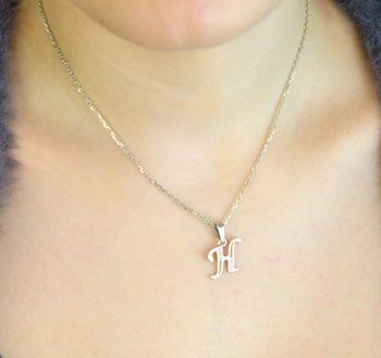 Srebrna zawieszka z literką H DIA-ZAW-LITERKA-H5-925 Subtelna i elegancka zawieszka srebrna w kształcie wielkiej, pisanej literki „H”, ozdobiona błyszczącymi cyrkoniami, które dodają jej wyjątkowego blasku. wysok (1 (3).JPG