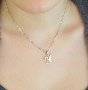 Srebrna zawieszka z literką H DIA-ZAW-LITERKA-H5-925 Subtelna i elegancka zawieszka srebrna w kształcie wielkiej, pisanej literki „H”, ozdobiona błyszczącymi cyrkoniami, które dodają jej wyjątkowego blasku. wysok (1 (4).JPG
