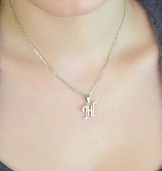 Srebrna zawieszka z literką H DIA-ZAW-LITERKA-H5-925 Subtelna i elegancka zawieszka srebrna w kształcie wielkiej, pisanej literki „H”, ozdobiona błyszczącymi cyrkoniami, które dodają jej wyjątkowego blasku. wysok (1.JPG
