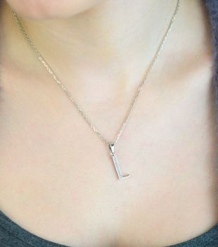 Srebrna zawieszka literka L z błyszczącymi cyrkoniami. Wykonana ze srebra próby 925 – kobieca, elegancka i idealna na prezent z wyjątkowym znaczeniem (1).JPG