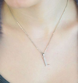 Srebrna zawieszka literka L z błyszczącymi cyrkoniami. Wykonana ze srebra próby 925 – kobieca, elegancka i idealna na prezent z wyjątkowym znaczeniem (2).JPG