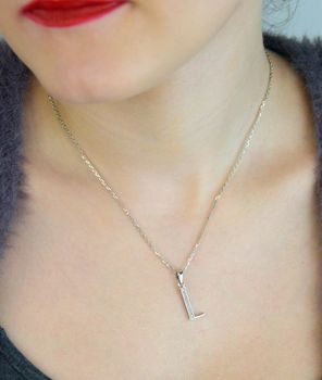 Srebrna zawieszka literka L z błyszczącymi cyrkoniami. Wykonana ze srebra próby 925 – kobieca, elegancka i idealna na prezent z wyjątkowym znaczeniem (4).JPG