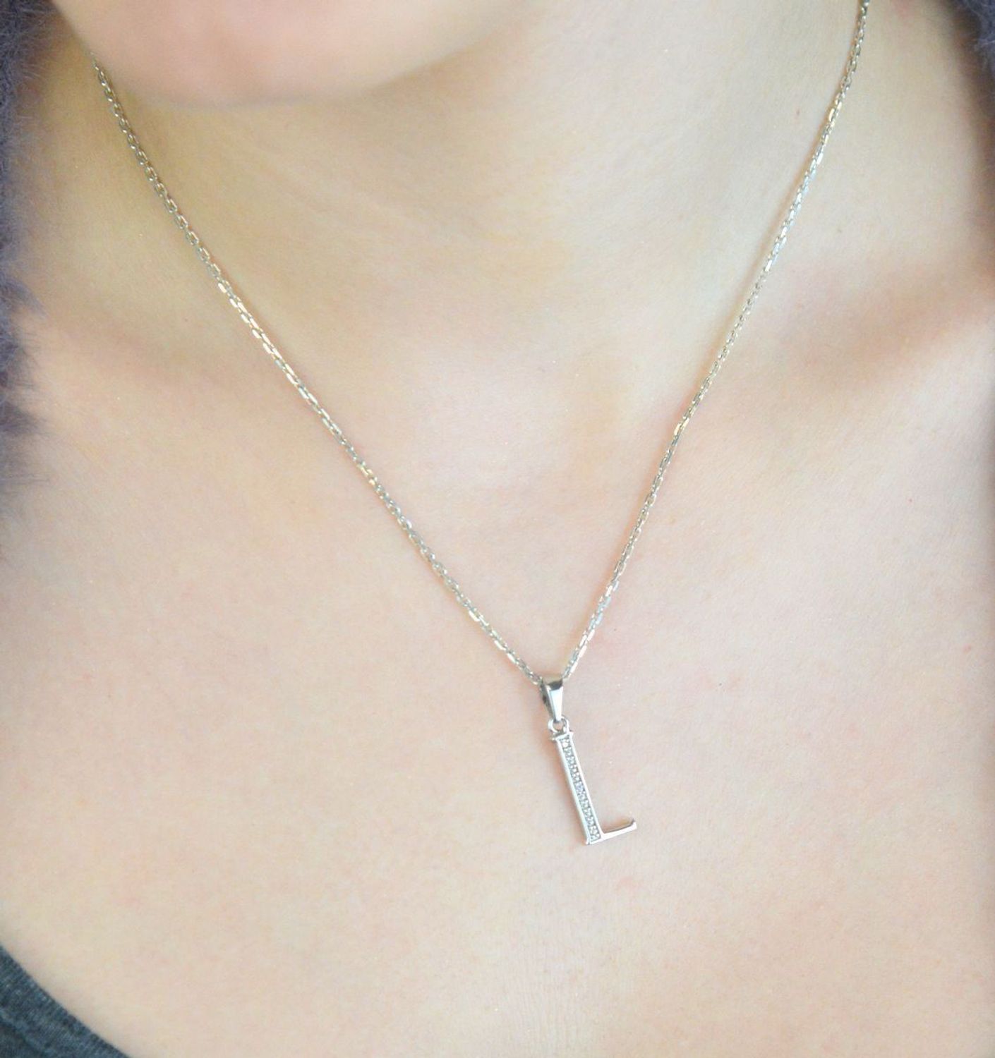 Srebrna zawieszka literka L z błyszczącymi cyrkoniami. Wykonana ze srebra próby 925 – kobieca, elegancka i idealna na prezent z wyjątkowym znaczeniem.1.jpg