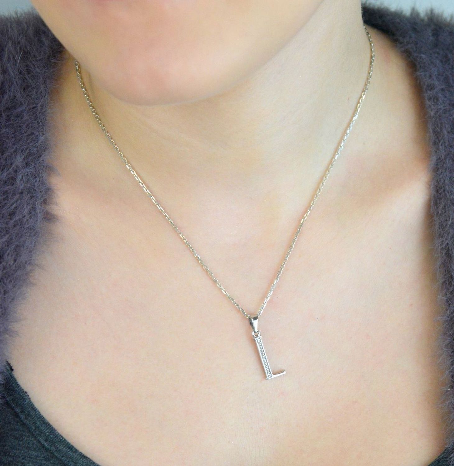 Srebrna zawieszka literka L z błyszczącymi cyrkoniami. Wykonana ze srebra próby 925 – kobieca, elegancka i idealna na prezent z wyjątkowym znaczeniem.1.jpg