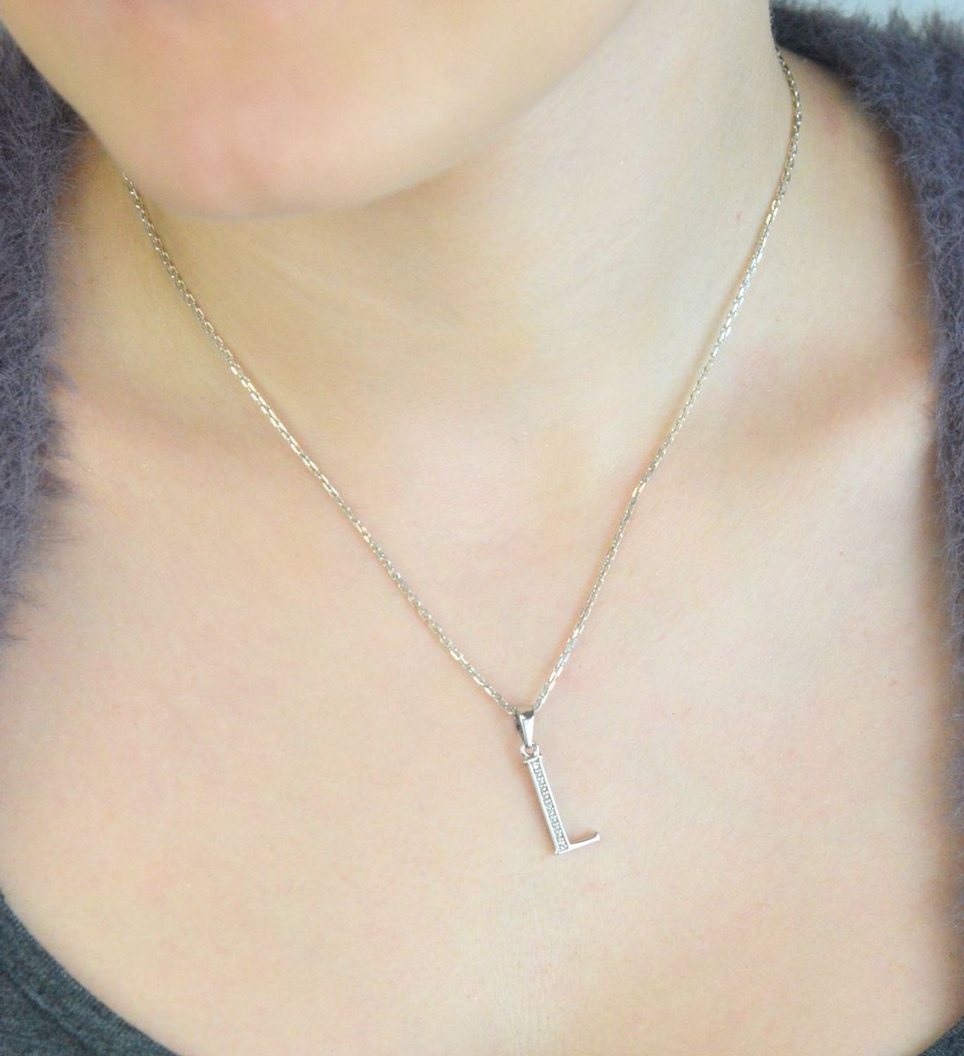 Srebrna zawieszka literka L z błyszczącymi cyrkoniami. Wykonana ze srebra próby 925 – kobieca, elegancka i idealna na prezent z wyjątkowym znaczeniem.1.jpg