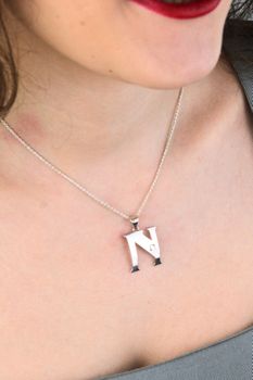 Zawieszka srebrna 925 – literka N z cyrkonią 3 × 2 cm DIA-ZAW-LITERKA-N1-925 (3).jpg