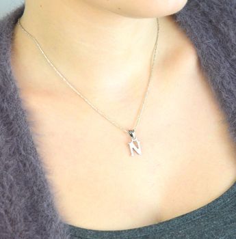 Zawieszka srebrna z literką N. Wykonana z wysokiej jakości srebra próby 925. Waga 0,95 g, wymiary 1,9 cm x 9 mm. Minimalistyczna i elegancka – idealna do łańcuszka (1).JPG