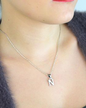 Zawieszka srebrna z literką N. Wykonana z wysokiej jakości srebra próby 925. Waga 0,95 g, wymiary 1,9 cm x 9 mm. Minimalistyczna i elegancka – idealna do łańcuszka (2).JPG
