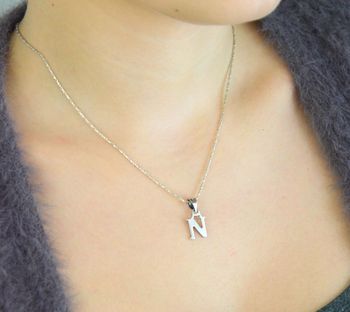 Zawieszka srebrna z literką N. Wykonana z wysokiej jakości srebra próby 925. Waga 0,95 g, wymiary 1,9 cm x 9 mm. Minimalistyczna i elegancka – idealna do łańcuszka (4).JPG