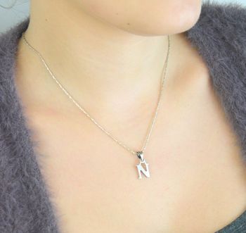 Zawieszka srebrna z literką N. Wykonana z wysokiej jakości srebra próby 925. Waga 0,95 g, wymiary 1,9 cm x 9 mm. Minimalistyczna i elegancka – idealna do łańcuszka (5).JPG