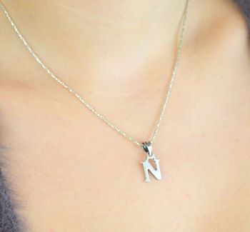 Zawieszka srebrna z literką N. Wykonana z wysokiej jakości srebra próby 925. Waga 0,95 g, wymiary 1,9 cm x 9 mm. Minimalistyczna i elegancka – idealna do łańcuszka (6).JPG