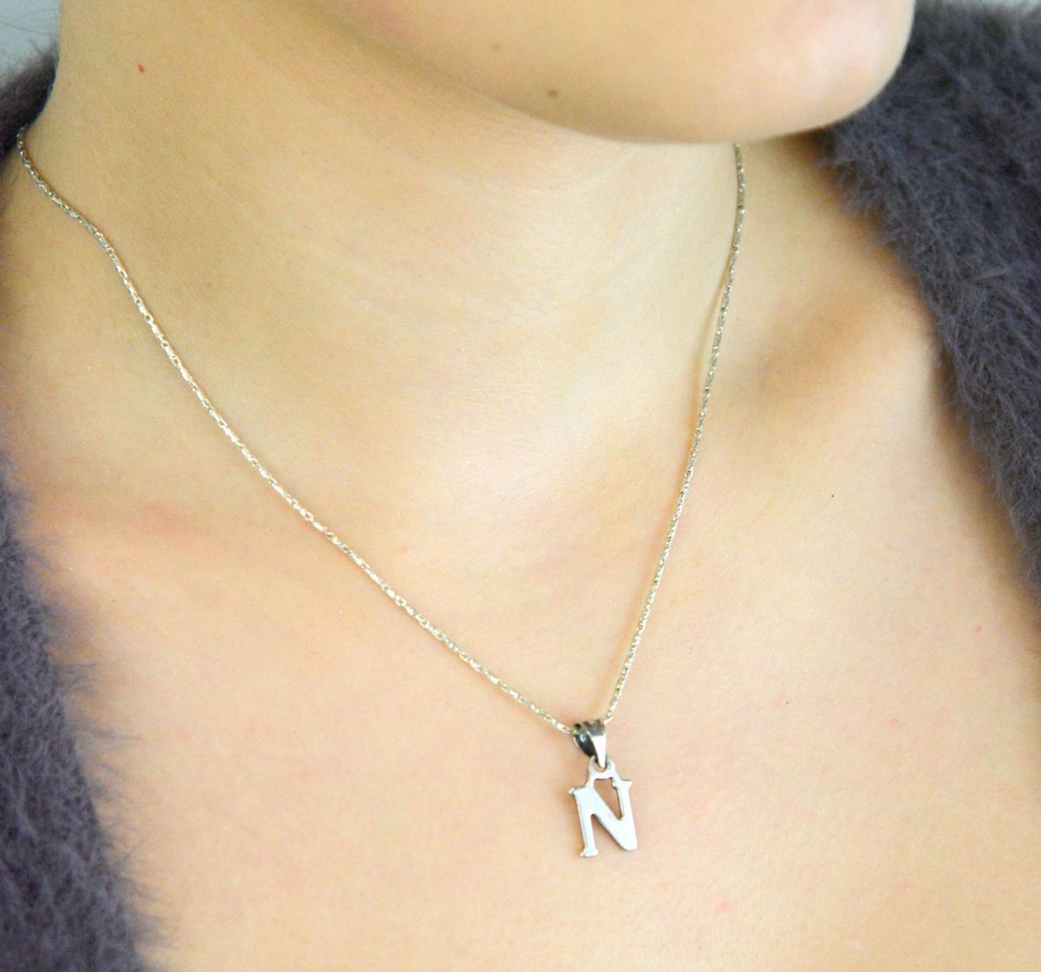 Zawieszka srebrna z literką N. Wykonana z wysokiej jakości srebra próby 925. Waga 0,95 g, wymiary 1,9 cm x 9 mm. Minimalistyczna i elegancka – idealna do łańcuszka.1.jpg