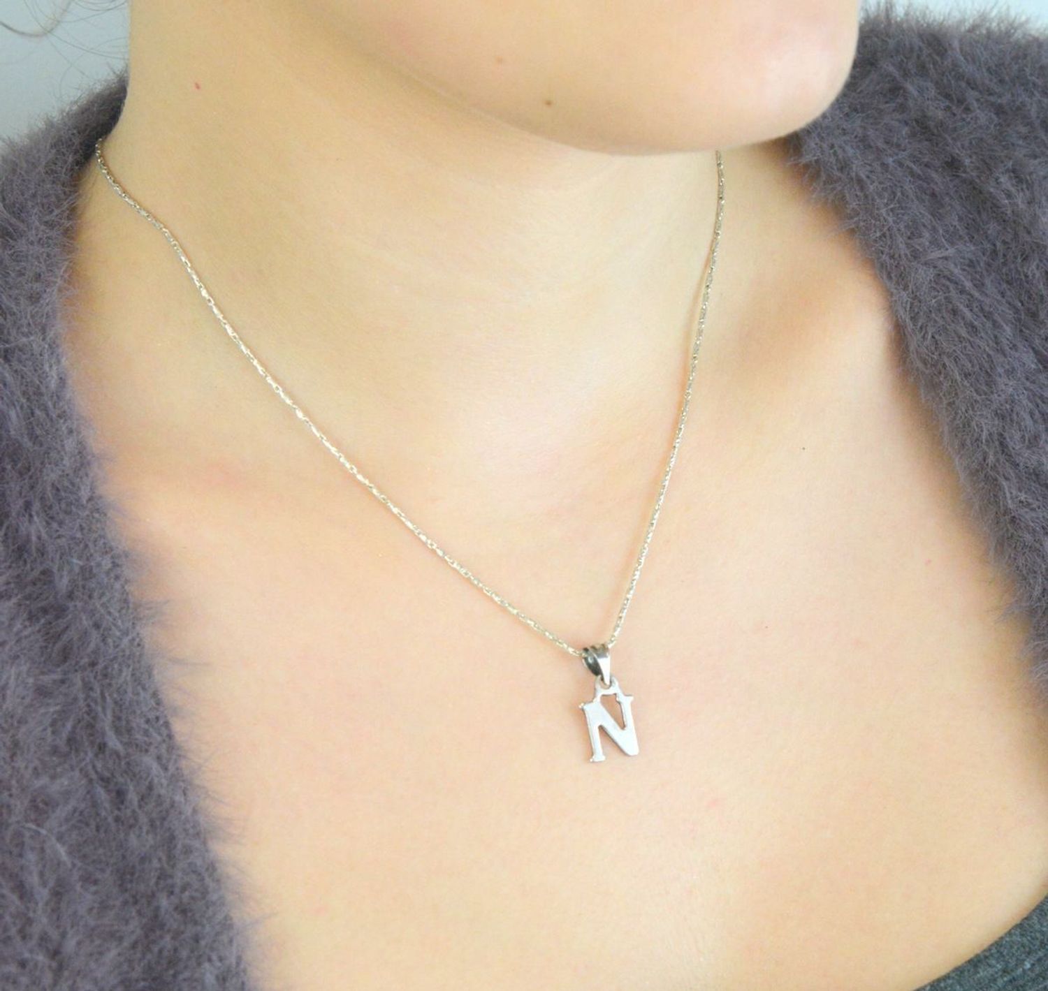 Zawieszka srebrna z literką N. Wykonana z wysokiej jakości srebra próby 925. Waga 0,95 g, wymiary 1,9 cm x 9 mm. Minimalistyczna i elegancka – idealna do łańcuszka.1.jpg