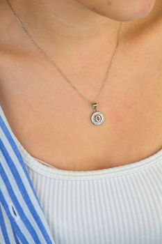 Zawieszka srebrna 925 DIA-ZAW-LITERKA-O1-925 – okrągła z literką O, zdobiona cyrkoniami. Wymiary 2,0x1,2 cm, waga 1,20 g. Elegancka biżuteria z przesłaniem – idealna na prezent (1).JPG