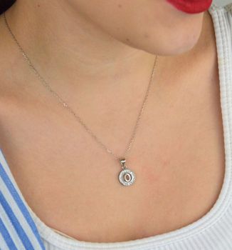 Zawieszka srebrna 925 DIA-ZAW-LITERKA-O1-925 – okrągła z literką O, zdobiona cyrkoniami. Wymiary 2,0x1,2 cm, waga 1,20 g. Elegancka biżuteria z przesłaniem – idealna na prezent (2).JPG