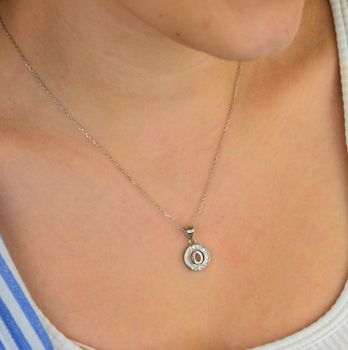 Zawieszka srebrna 925 DIA-ZAW-LITERKA-O1-925 – okrągła z literką O, zdobiona cyrkoniami. Wymiary 2,0x1,2 cm, waga 1,20 g. Elegancka biżuteria z przesłaniem – idealna na prezent (3).JPG