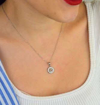 Zawieszka srebrna 925 DIA-ZAW-LITERKA-O1-925 – okrągła z literką O, zdobiona cyrkoniami. Wymiary 2,0x1,2 cm, waga 1,20 g. Elegancka biżuteria z przesłaniem – idealna na prezent (4).JPG