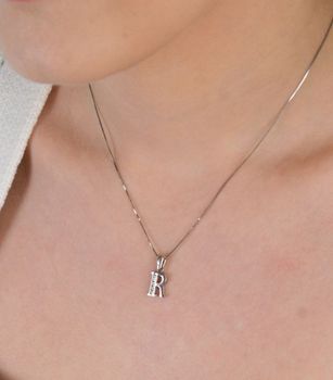 Zawieszka srebrna próba 925, literka R z cyrkoniami DIA-ZAW-LITERKA-R-925 Elegancka zawieszka w kształcie literki R, wykonana z wysokiej jakości srebra próby 925, ozdobiona drobnymi, błyszczącymi cyrkoniami (1).JPG