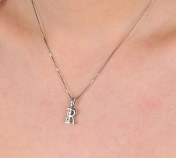 Zawieszka srebrna próba 925, literka R z cyrkoniami DIA-ZAW-LITERKA-R-925 Elegancka zawieszka w kształcie literki R, wykonana z wysokiej jakości srebra próby 925, ozdobiona drobnymi, błyszczącymi cyrkoniami (2).JPG