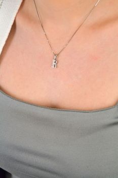 Zawieszka srebrna próba 925, literka R z cyrkoniami DIA-ZAW-LITERKA-R-925 Elegancka zawieszka w kształcie literki R, wykonana z wysokiej jakości srebra próby 925, ozdobiona drobnymi, błyszczącymi cyrkoniami (3).JPG