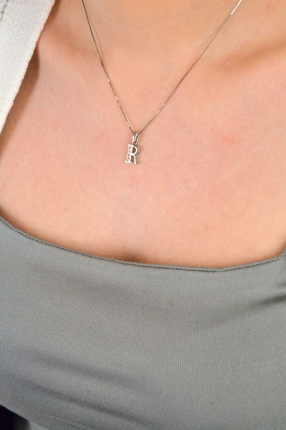 Zawieszka srebrna próba 925, literka R z cyrkoniami DIA-ZAW-LITERKA-R-925 Elegancka zawieszka w kształcie literki R, wykonana z wysokiej jakości srebra próby 925, ozdobiona drobnymi, 1.jpg