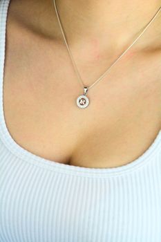 zawieszka srebrna literka R, okrągła zawieszka z literką, srebro 925, zawieszka z cyrkoniami, person (1).jpg