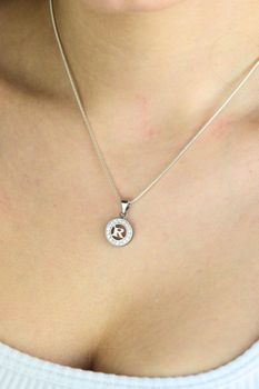 zawieszka srebrna literka R, okrągła zawieszka z literką, srebro 925, zawieszka z cyrkoniami, person (2).jpg