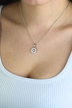 zawieszka srebrna literka R, okrągła zawieszka z literką, srebro 925, zawieszka z cyrkoniami, person (3).jpg