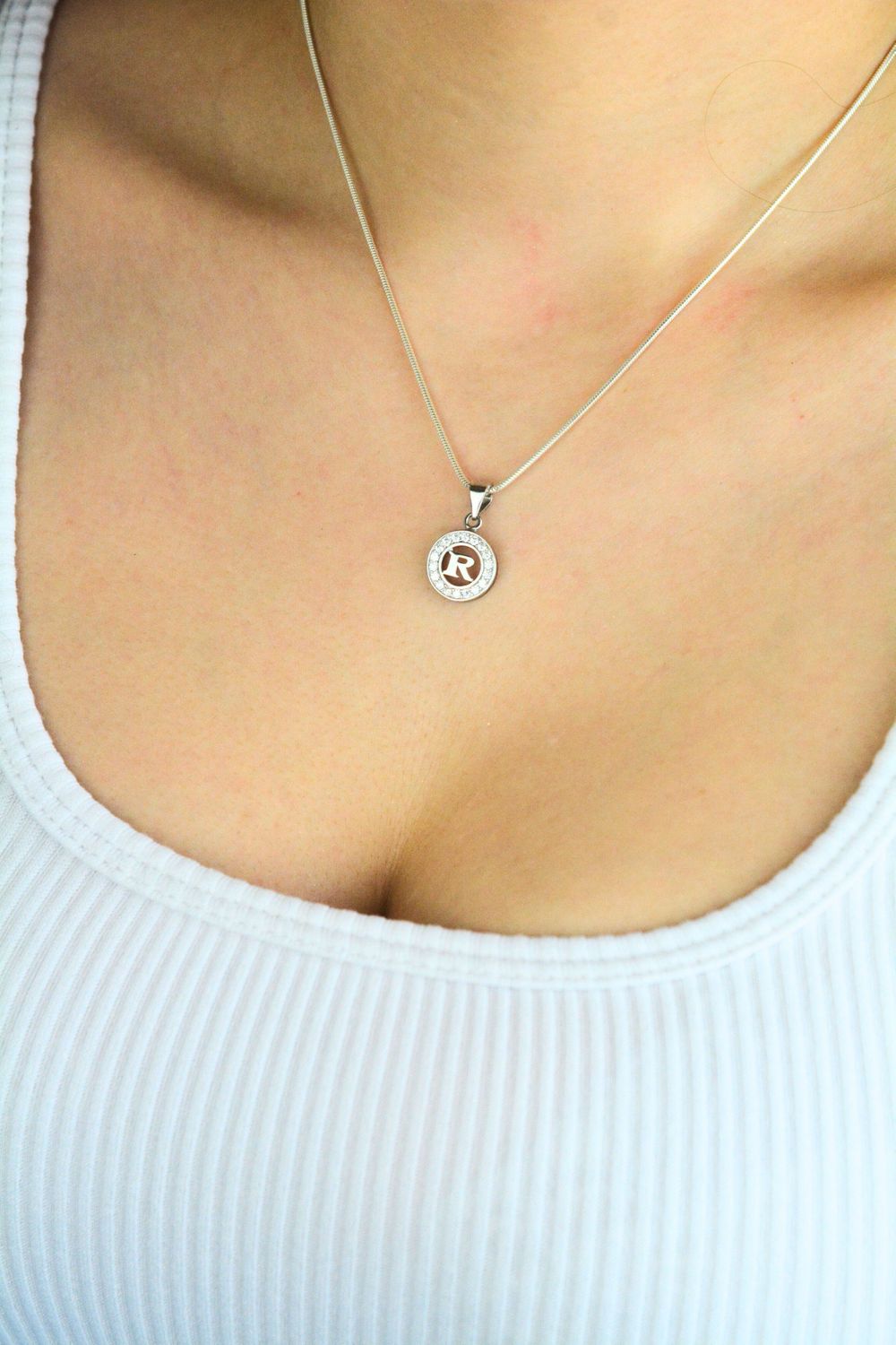 Zawieszka srebrna 925 DIA-ZAW-LITERKA-R1-925 – okrągła z literką R i cyrkoniami, 2,0x1,2 cm.jpg